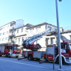 Los bomberos regresan para inspeccionar la casa de Filgueira Valverde incendiada en Arzobispo Malvar