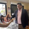 Carlos Viéitez (Veciños de Meaño), alcalde de Meaño, votando en las elecciones municipales del 28M