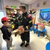 Visita dos bombeiros de Pontevedra aos pacientes da área infantil do Hospital Provincial