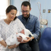Carmen Esturao Nesta, con sus padres Marta y José Ramón en el Hospital Provincial