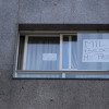 Balcóns da cidade con mensaxes de ánimo durante o estado de alarma