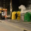 Los bomberos sofocan los incendios iniciados en varios contenedores de papel de la ciudad
