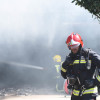 Tarefas de extinción do incendio nunha casa da Barcia, en Marcón