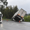 Aparatoso accidente dun camión en Barro