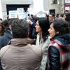 Partidarios e opositores á declaración de "persoa non grata" a Rajoy fronte ao Teatro Principal