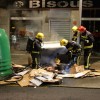 Os bombeiros sufocan os incendios iniciados en varios colectores de papel da cidade
