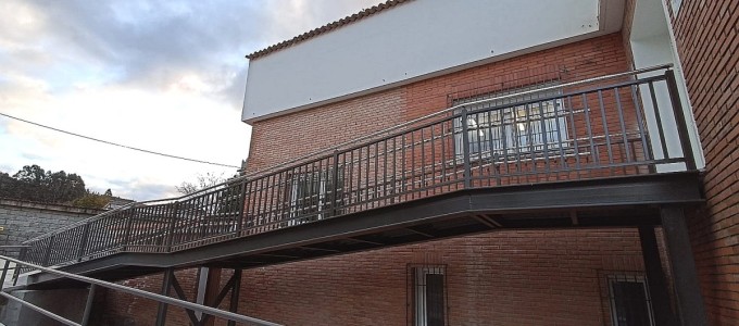 La Xunta de Galicia invierte más de 25.800 euros en la instalación de la rampa para facilitar el acceso al piso superior de la Biblioteca municipal