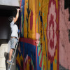 Alberto Oubiña visita a los participantes en el 'Obradoiro Mural Artístico Colectivo' 