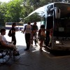 Cristian Sequeira observa como outros pasaxeiros acceden ao autobús para viaxar a Oviedo
