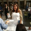 Ángela Rodríguez, votando no CEIP Froebel o 26-X
