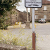 Atro da capela de San Amaro, co cruceiro danado e as limitacións de estacionamento