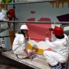 Familiares de las protagonistas y vecinos pintan el mural 'Mulleres de Pontevedra na Historia'	