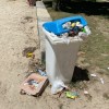Contenedores de basura en la playa de Ponte Sampaio