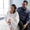 Carmen Esturao Nesta, con sus padres Marta y José Ramón en el Hospital Provincial, primer nacimiento de 2016