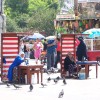 Vendedoras de comida para as pombas preto do Bazar