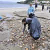 Jornada reivindicativa de limpieza de la plataforma Non á Depuradora en Samieira en la playa de Laño