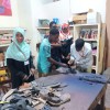 Mozos e mozas a traballar no Cultural Arts Centre Zanzibar
