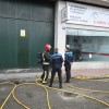 Os bombeiros ventilan un taller onde un vehículo botaba fume
