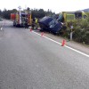 Accidente entre un camión cisterna e un turismo en Cuntis