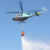 Helicóptero descargando agua en el incendio de A Gándara