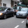 Vehículos mal estacionados na Travesía Juan Bautista Andrade