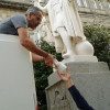 A estatua de Colón recupera a súa man