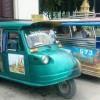 Tuk tuks na estación de Ayutthaya