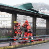 Os bombeiros aseguran a cuberta da ponte da Barca