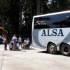 Protesta de Amizade ante la imposibilidad de que un joven pueda viajar en silla de ruedas en un autobús de Alsa