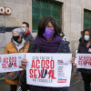 Acto de UGT y CCOO por el 25N ante el edificio sindical de Pontevedra