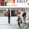 Os avogados do caso saen do buque 'Kristin C' logo de entrevistarse cos dous polisóns