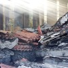 Restos de cascallos que arderon nunha nave abandonada na Reigosa