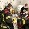 Visita de los bomberos de Pontevedra a los pacientes del área infantil del Hospital Provincial