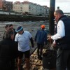 Magín Froiz y David Cal recogen lodo en el río Lérez