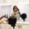 Ana Barros prepara una peluca en la "cabina VIP", el acogedor espacio donde atiende a las personas que demandan pelucas oncológicas