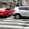 Vehículos mal estacionados na Travesía Juan Bautista Andrade