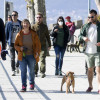Gente paseando por el paseo de las playas en Marín