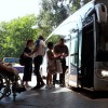 Protesta de Amizade ante la imposibilidad de que un joven pueda viajar en silla de ruedas en un autobús de Alsa