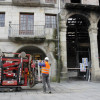 Trabajos de desescombro del edificio incendiado en A Ferrería