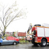 Los bomberos retiran un árbol que cayó sobre un coche en el Polígono do Campiño