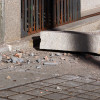 Una piedra de grandes dimensiones se desprende de la fachada de la librería El Pueblo en la calle San Román