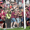 Momentos de tensión entre aficionados y jugadores al término del partido de liga entre Pontevedra y Ourense CF en Pasarón