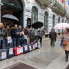 Concentración de trabajadores de Elnosa con maletas ante el Concello de Pontevedra
