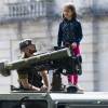 Una niña habla con un militar en la muestra de la Alameda