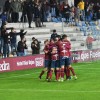Os xogadores do Pontevedra celebran o gol do triunfo ante o Coruxo en Pasarón