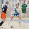 Rocío Gómez (izquierda) en el partido de liga en A Raña entre Marín Futsal y Universidad de Alicante