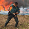 Agente de la Guardia Civil de Pontevedra ataca un fuego en el domingo negro de la oleada de incendios