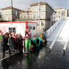 O alcalde e varias concelleiras lanzanse en flotador pola rampla instalada na Praza de España