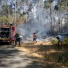 Efectivos de los Bomberos de Pontevedra sofocan el incendio en el lugar de Vilar, en Ponte Sampaio, con ayuda de los vecinos