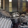 Restos de escombros que ardieron en una nave abandonada en A Reigosa